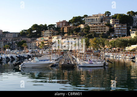 Barche da pesca ormeggiate nel porto di Puerto Soller a ovest dell'isola di Mallorca/ Maiorca Foto Stock