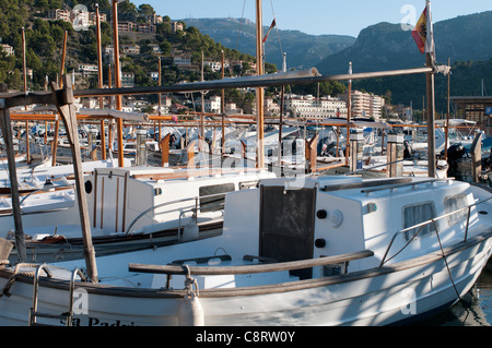 Barche da pesca ormeggiate nel porto di Puerto Soller a ovest dell'isola di Mallorca/ Maiorca Foto Stock