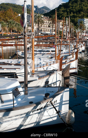 Barche da pesca ormeggiate nel porto di Puerto Soller a ovest dell'isola di Mallorca/ Maiorca Foto Stock