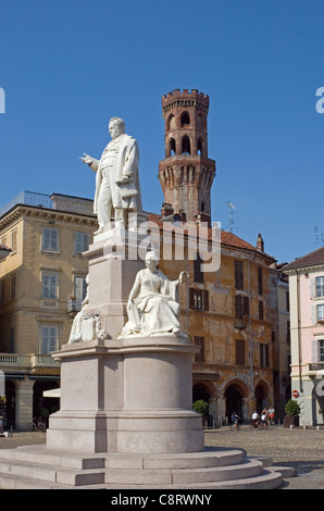 Monumento in Piazza Cavour e la Torre dell'angelo tower - Vercelli - Piemonte - Italia Foto Stock