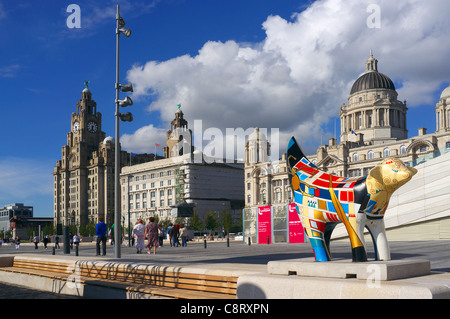 Waterfront a Liverpool, con il '3 Grazie' del Royal Liver Building, la Cunard Building e il MERSEY DOCKS edificio Foto Stock