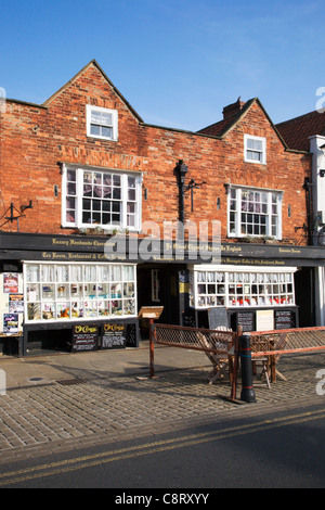 La più antica farmacia in Inghilterra Knaresborough North Yorkshire, Inghilterra Foto Stock