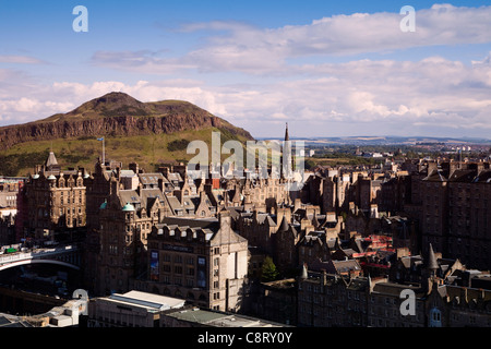 Skyline di Edimburgo città vecchia con una vista a sud di Arthurs Seat e le balze, Edimburgo, Scozia, Regno Unito, Gran Bretagna Foto Stock