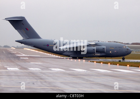 Un RAF C-17A Globemaster atterra a Brize Norton, Oxfordshire, prima della cerimonia di rimpatrio per Gurkha Vijay Rai Foto Stock