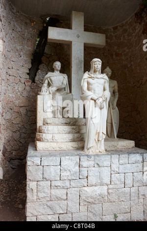 Gesù Cristo in prova prima di Pontio Pilato - gruppo scultoreo presso l'abbazia benedettina di Santa Maria de Montserrat. Catalogna, Spagna. Foto Stock