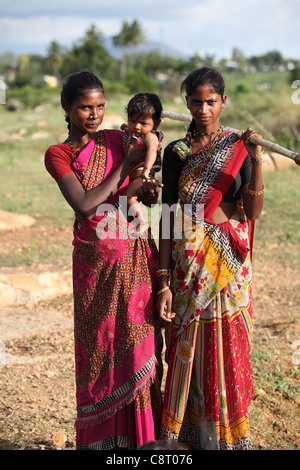 Casta inferiore madre con il suo bambino la riproduzione di Andhra Pradesh in India del Sud Foto Stock