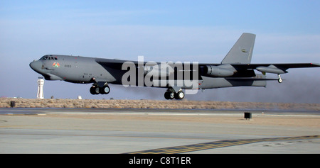 BASE DELL'AERONAUTICA DI EDWARDS, California -- UNA stratosfortress B-52 decade dalla base dell'aeronautica di Edwards, California, su un test di volo del suo nuovo sistema avionico. Il nuovo sistema fa parte del programma di miglioramento di media durata di B-52 Avionics. I test di volo sono iniziati a dicembre e si effettueranno fino a marzo 2004. L'aggiornamento è il più grande miglioramento apportato al bombardiere negli ultimi 15 anni. Foto Stock