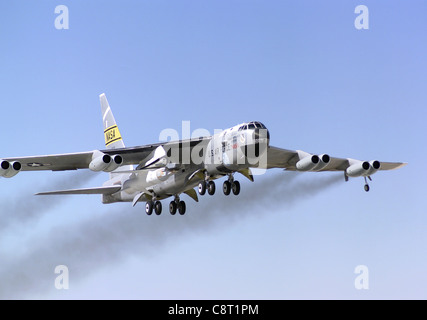 SOPRA LA BASE DELL'AERONAUTICA DI EDWARDS, California -- l'aereo di lancio B-52B della NASA decade trasportando un aereo di ricerca ipersonico X-43A su un volo di valutazione 27 settembre. Il B-52, il più vecchio ancora in volo, è stato ufficialmente ritirato dal servizio durante una cerimonia alla base dell'aeronautica di Edwards il 17 dicembre. Foto Stock