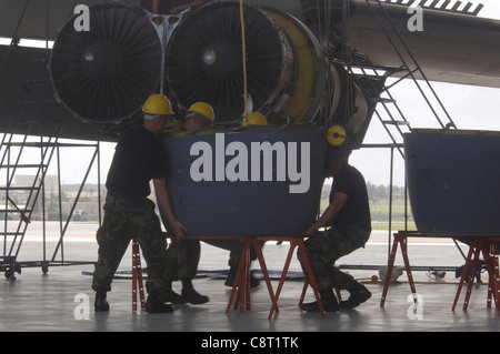 ANDERSEN BASE DELL'AERONAUTICA, Guam (AFPN) -- i meccanici rimuovono il cowl dell'anello del motore del loro B-52 aereo di Stratofortress durante la manutenzione di fase a Hangar 1 qui ad Andersen AFB, Guam. Gli Airmen sono schierati dal secondo Squadron di manutenzione basato alla base dell'aeronautica di Barksdale, la. I B-52s vengono qui da una posizione schierata in avanti ed entrano nella manutenzione di fase dopo 300 ore di volo. L'hangar da 34 milioni di dollari è il più recente dell'aeronautica e può ospitare qualsiasi tipo di aereo dell'aeronautica. Foto Stock