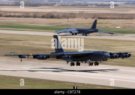 Una stratotfortilina B-52 decolli dalla base dell'aeronautica di Minot, N.D., durante un'esercitazione di generazione di lancio rapido di nove navi giovedì 27 aprile 2006. Gli esercizi di generazione testano la capacità della base di svolgere la sua missione. Foto Stock