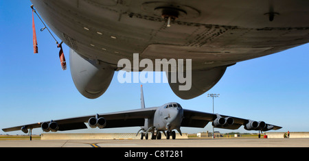 Un B-52 Stratocforty taxi per la pista alla base dell'aeronautica di Minot, N.D., agosto 21. Il bombardiere della 5a Bomba ha condotto una missione di addestramento nei cieli sopra il North Dakota. Foto Stock