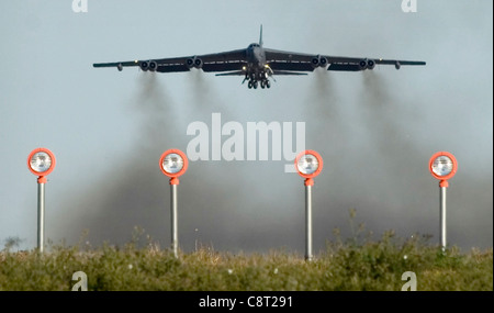 Una B-52 Stratocfortilt decolli dalla base dell'aeronautica di Minot, N.D., agosto 21. Il bombardiere della 5a Bomba ha condotto una missione di addestramento nei cieli sopra il North Dakota. Foto Stock