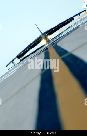 Una ventitreesima bomba di spedizione Squadron B-52 i taxi di Stratocfortiles sul campo aereo dopo l'atterraggio alla base dell'aeronautica di Andersen, Guam, agosto 30. L'aeromobile, dalla 5a Bomba Wing a Minot AFB, N.D., è uno dei sei in programma per l'utilizzo ad Andersen per quattro mesi. Sei aerei e circa 300 Airmen saranno schierati qui fino a gennaio. Oltre a migliorare la sicurezza regionale e a dimostrare l'impegno degli Stati Uniti nei confronti del Pacifico occidentale, Airmen parteciperà a diverse opportunità di formazione integrata. Foto Stock