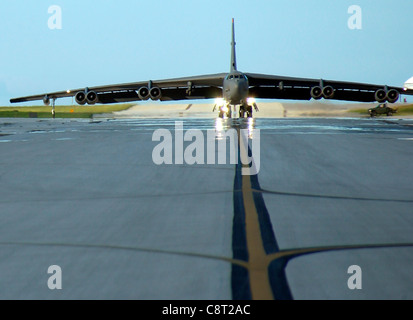 Una ventitreesima bomba di spedizione Squadron B-52 i taxi di Stratocfortiles sul campo aereo alla base dell'aeronautica di Andersen, Guam, agosto 30. L'aeromobile, dalla 5a Bomba Wing a Minot AFB, N.D., è uno dei sei in programma per l'utilizzo ad Andersen per quattro mesi. Foto Stock