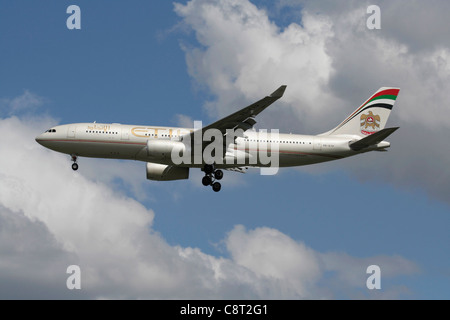 Etihad Airways Airbus A330-200 jet del passeggero sul piano di approccio finale Foto Stock