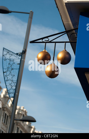 Le tre sfere segno della pawnbrokers shop Foto Stock