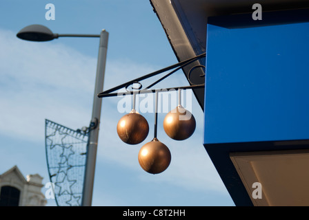 Le tre sfere segno della pawnbrokers shop Foto Stock