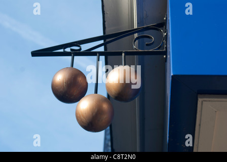 Le tre sfere segno della pawnbrokers shop Foto Stock