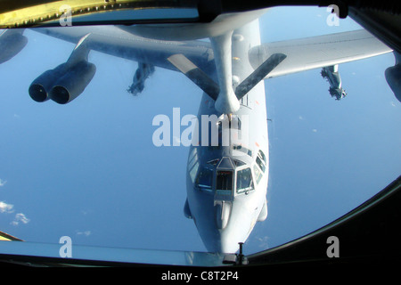 Uno stratosfortress B-52 assegnato al 96esimo Squadrone della bomba di spedizione riceve il carburante da un Extender KC-135 dal 506esimo Squadrone di rifornimento dell'aria di spedizione marzo 23. Entrambe le unità sono schierate alla base dell'aeronautica di Andersen, Guam, e volate in Australia la scorsa settimana a sostegno delle operazioni di esercitazione alla gamma di bombardamenti di Delamere dell'Australia e per fornire supporto aereo all'Australia International Airshow 2007. Foto Stock