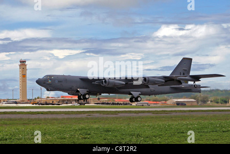 Una stratotfortilina B-52 decade dalla base dell'aeronautica di Andersen, Guam, per partecipare ad uno scenario di esercitazione 22 agosto. L'aereo, l'equipaggio e i manutentori sono dispiegati dall'AFB di Barksdale, la., come parte della presenza continua di bombardieri nella regione del Pacifico. Durante il loro spiegamento a Guam, la partecipazione dello squadrone bombardiere agli esercizi metterà in risalto la presenza del bombardiere statunitense, dimostrando l'impegno degli Stati Uniti nei confronti della regione del Pacifico. Foto Stock