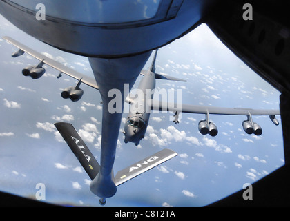 Una stratosfortilina B-52 si prepara a ricevere il carburante da uno Stratotanker KC-135 durante una missione di rifornimento aereo di pratica, il 19 marzo, vicino alle Isole Marianne. Il KC-135 è stato assegnato dalla 106esima squadra di rifornimento dell'aria della Guardia Nazionale dell'Alabama e il B-52 è assegnato alla 96esima squadra della Bomba di spedizione da Barksdale AFB, la. Foto Stock