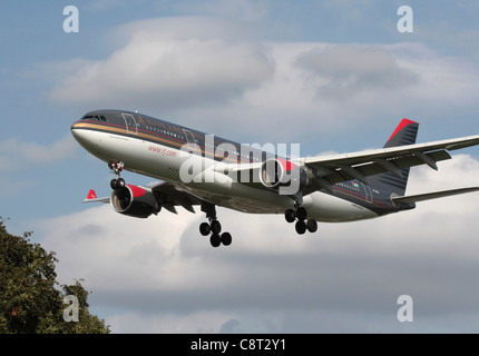 Royal Jordanian Airlines Airbus A330-200 jet del passeggero sul piano di approccio finale a Londra Heathrow Foto Stock