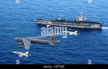 A B Stratofortress vola oltre la USS Nimitz come due STATI UNITI Navy F/A-18 calabroni intercettare. Il B-52 è da 96Bomba Expeditionary Squadron dispiegato per Andersen Air Force Base, Guam. Foto Stock