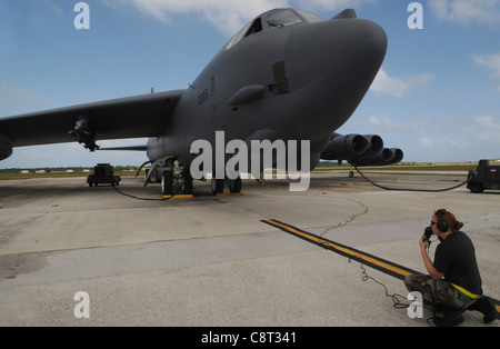 Airman prima Classe Caroline Kraus esegue controlli di volo preliminare durante un lancio di una stratosfortress B-52 alla base dell'aeronautica Andersen, Guam, 30 dicembre. Airman Kraus è assegnato al 36esimo Squadrone di manutenzione di velivoli Expeditionary ad Andersen ed è schierato da Minot AFB, N.D. La partecipazione del bombardiere alla formazione costante contribuisce a sottolineare la presenza del bombardiere statunitense, dimostrando l'impegno degli Stati Uniti nei confronti della regione del Pacifico. Foto Stock