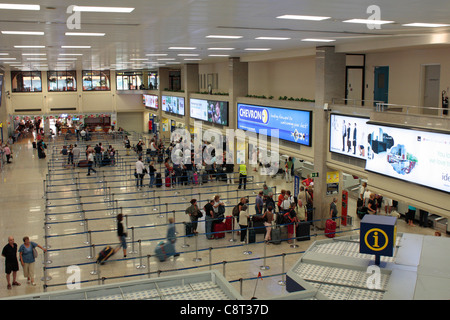 Reti di trasporto e di trasporto aereo. Passeggeri in attesa di effettuare il check-in all'aeroporto internazionale di Malta. Foto Stock