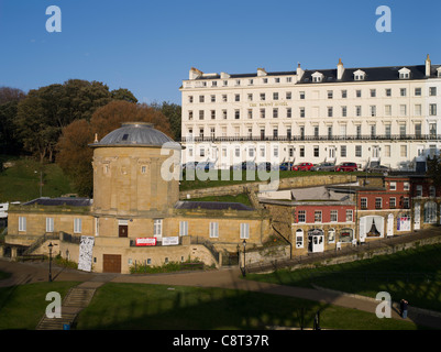 Dh Rotunda Museum Scarborough North Yorkshire Bridge scogliera Terrazza e Museo di Scarborough Foto Stock