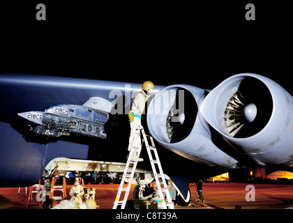 Staff Sgt. Ben Norton lavora per rigenerare una stratosfortress B-52 8 dicembre 2009, alla base dell'aeronautica di Barksdale, la. Airmen lavora 24 ore su 24 con un'operazione di "marcia avanti" durante un'ispezione di prontezza operativa per determinare la capacità di implementare rapidamente risorse e personale. Il Sergente Norton è assegnato al secondo Squadron di manutenzione dell'aeromobile. Foto Stock