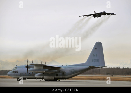 A B-52H Stratofortress lancia durante il Red Flag-Alaska 10-2, 19 aprile 2010, a Eielson Air Force Base in Alaska. Foto Stock