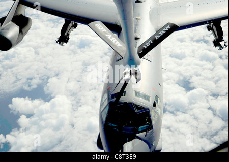 Uno stratosfortress B-52 riceve il combustibile da uno Stratotanker KC-135 a sostegno dell'orlo di esercizio del Pacifico 10 luglio 2010, sopra l'Oceano Pacifico. RIMPAC è un esercizio biennale multinazionale destinato a rafforzare le partnership regionali e a migliorare l'interoperabilità. Il B-52 è stato assegnato dal 20° Squadron della Bomba alla base dell'aeronautica di Barksdale, la, e il KC-135 è assegnato al 465° Squadron di rifornimento dell'aria alla base dell'aeronautica di Tinker, l'Okla. Foto Stock