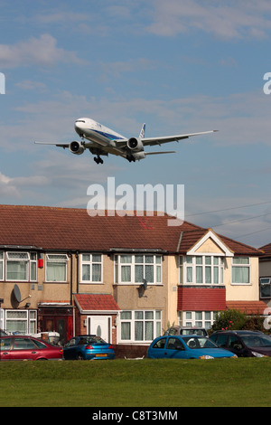 ANA Boeing 777-300ER sorvolo una zona residenziale sull approccio finale all'aeroporto di Heathrow Foto Stock