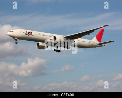 JAL Japan Airlines Boeing 777-300ER long haul aereo di linea sulla rotta di avvicinamento Foto Stock