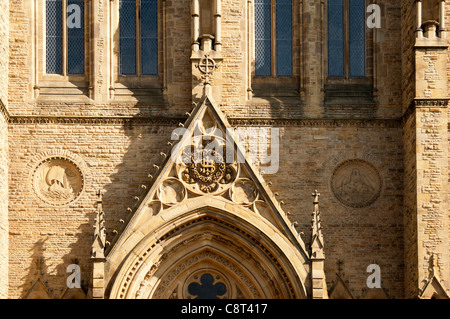 Dettagli dalla Chiesa cattolica del Santo Nome di Gesù, Oxford Road, Manchester, Inghilterra, Regno Unito Foto Stock