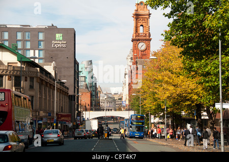 Oxford Road, Manchester, Inghilterra, Regno Unito. Guardando verso Piazza San Pietro con il Rifugio Torre di assicurazione sulla destra. Foto Stock