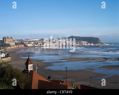 Dh South Bay Scarborough North Yorkshire autunno lato mare spiaggia cittadina bay cafe orologio Mare Regno Unito Foto Stock