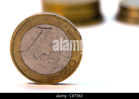 1 Euro moneta isolato su bianco con le monete in euro in background.Macro shot. Foto Stock