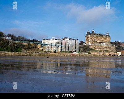 dh The Grand Hotel spa bridge SCARBOROUGH NORTH YORKSHIRE South Bay Seaside england Beach uk Foto Stock