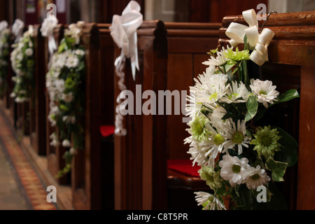 Decorazione della chiesa per matrimoni Fine del banco Fiocchi Estremità del  banco della chiesa Fiori del banco Decorazione della chiesa per matrimoni  Decorazione della navata Gypsophila Decorazione di nozze -  Italia