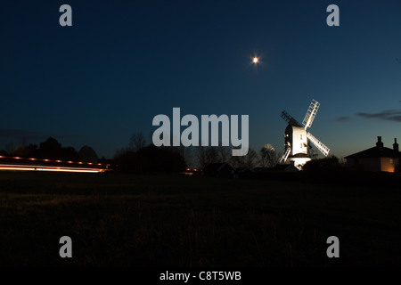 Verde Saxstead Post Mulino a notte, Suffolk, Inghilterra Foto Stock