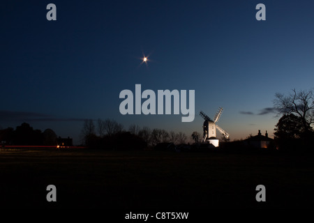 Verde Saxstead Post Mulino a notte, Suffolk, Inghilterra Foto Stock