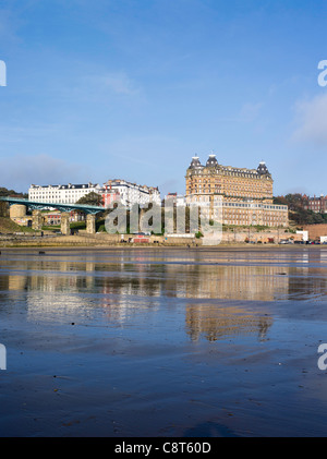 Dh South Bay Scarborough North Yorkshire il ponte Spa e il Grand Hotel Scarborough Beach inglese Regno Unito mare Foto Stock