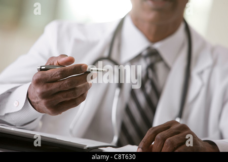 African American medico iscritto nel record medici Foto Stock