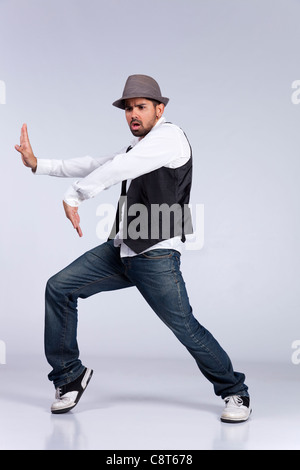 Hip hop dancer che mostra alcuni movimenti Foto Stock
