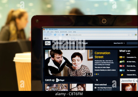 Il sito web di ITV shot in una caffetteria ambiente (solo uso editoriale: -print, TV, e-book e Redazione sito web). Foto Stock