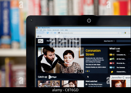 Il sito web di ITV sparato contro una libreria sullo sfondo (solo uso editoriale: -print, TV, e-book e Redazione sito web). Foto Stock