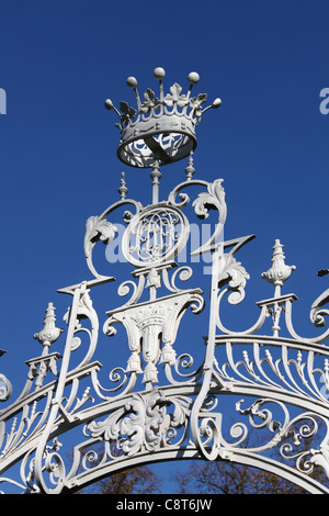 Cholmondeley Castle Gardens. Il XVIII secolo il Grade II* elencati Robert Bakewell gates a Cholmondeley Castle. Foto Stock