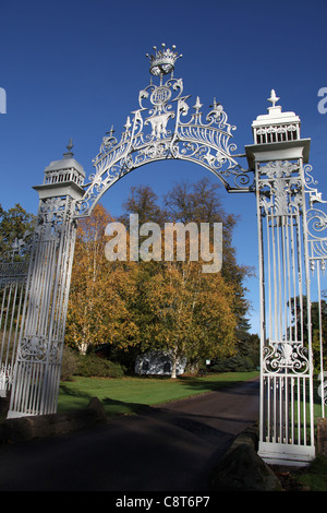 Cholmondeley Castle Gardens. Veduta autunnale del xviii secolo Il Grade II* elencati Robert Bakewell gates a Cholmondeley Castle. Foto Stock